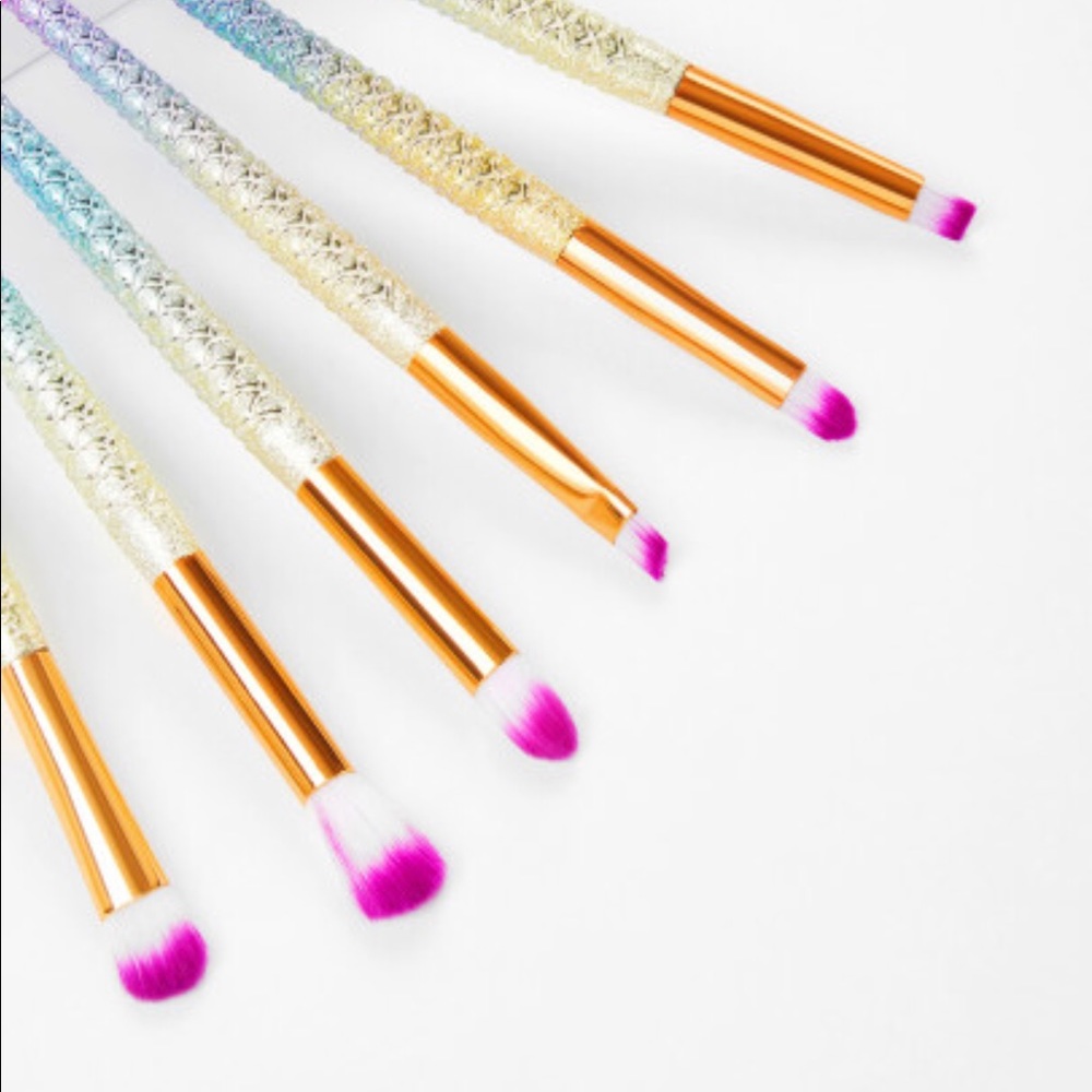 Makeup brushes